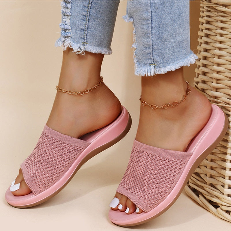 Mules roses à dessus en maille aérée et semelle épaisse, portées avec un jean déchiré 1