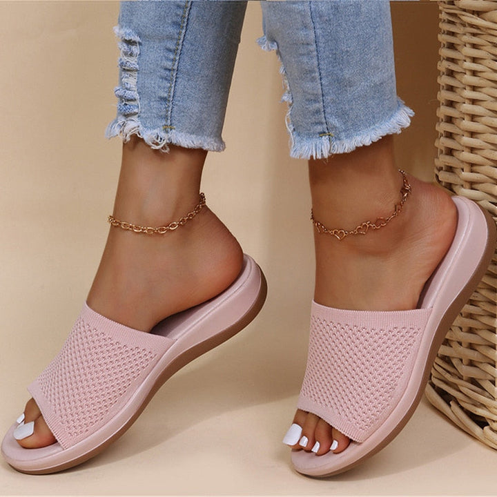 Mules rose pâle en maille perforée et semelle souple, portées avec un jean effiloché 4