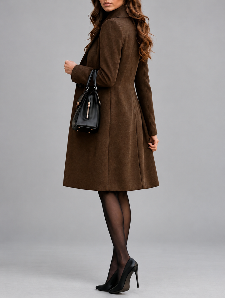 Manteau marron vu de trois quarts dos, modèle tournée avec un sac noir sous le bras 10