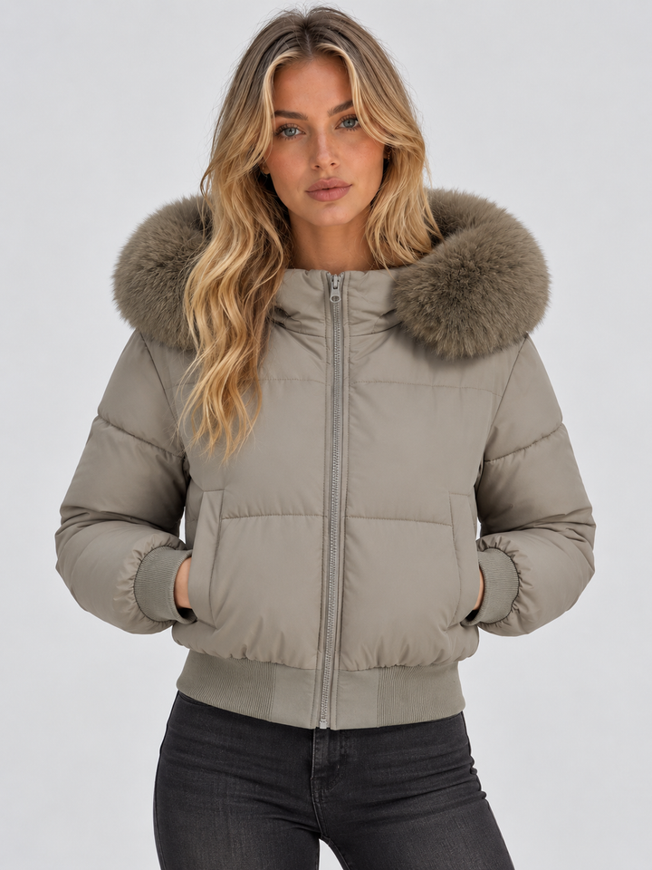 Version taupe portée de face, mains dans les poches, avec col en fausse fourrure assorti 5