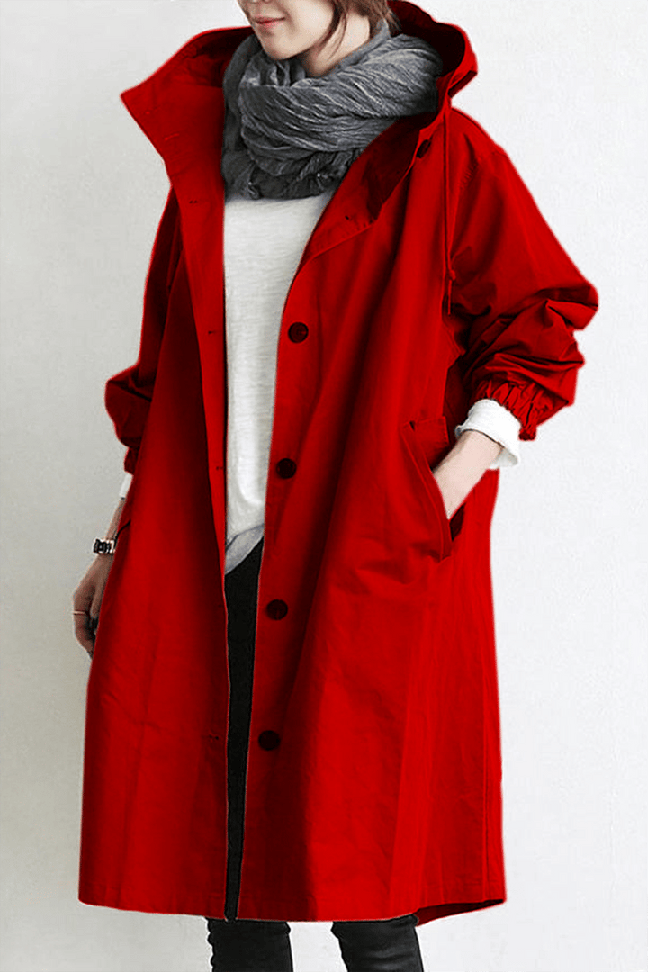 Manteau rouge boutonné avec capuche et poignets élastiques, porté sur un haut blanc et une écharpe grise 6