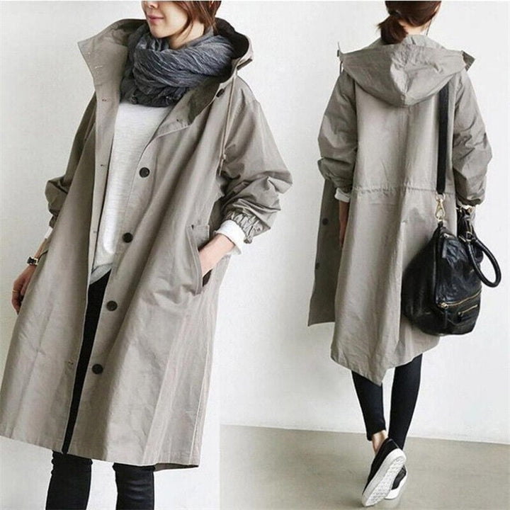 Deux vues du manteau gris beige, de face et de dos, avec cordon de taille et sac noir 9