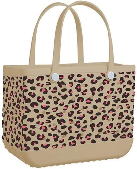 Cabas beige à imprimé léopard noir et rose, avec anses beiges souples et boutons de fixation clairs. 19
