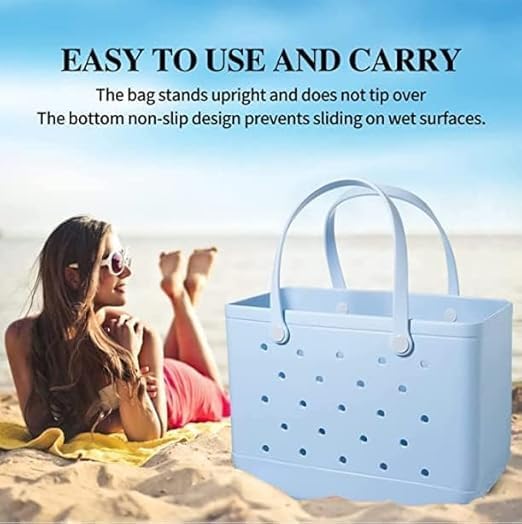 Cabas bleu clair posé sur le sable près d'une femme allongée sur une serviette jaune, avec texte sur sa stabilité et son fond antidérapant. 8