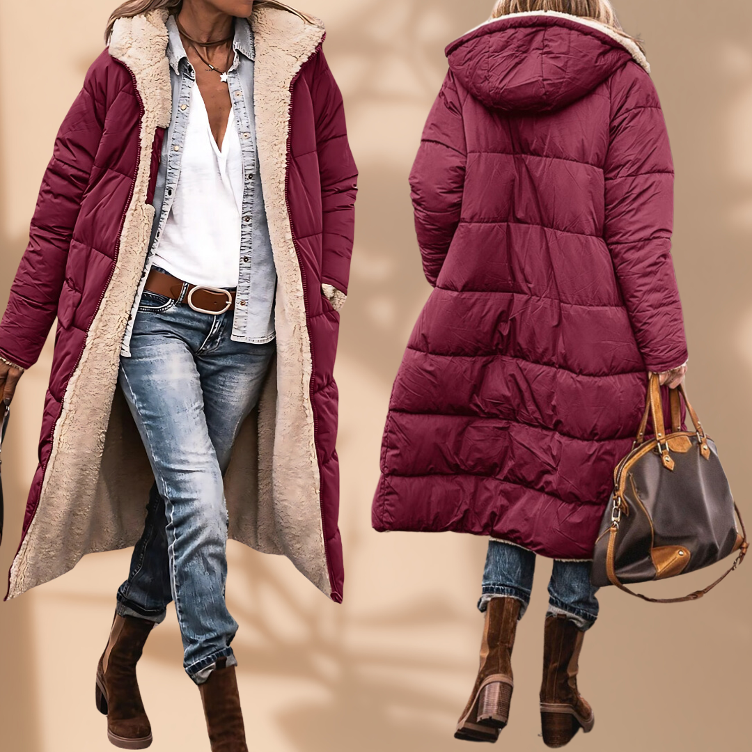 Longue veste matelassée bordeaux doublée de peluche beige, vue de face ouverte sur chemise en jean et de dos avec capuche. 1