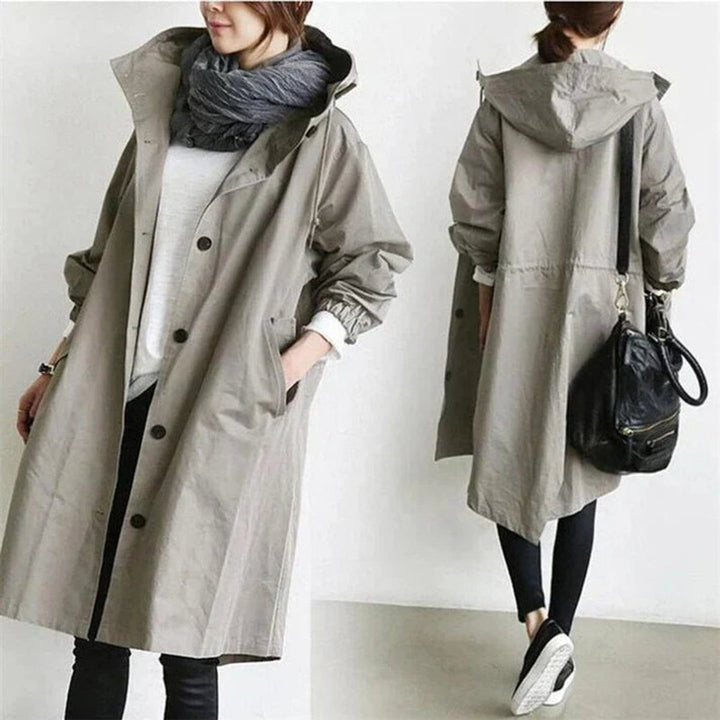 Deux vues du trench beige à capuche portées par un mannequin, de face avec écharpe et de dos avec sac noir. 2