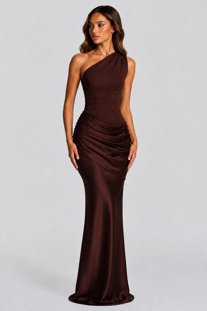 Robe marron chocolat portée de face en trois-quarts, satin brillant, épaule unique et plis drapés sur la hanche. 6