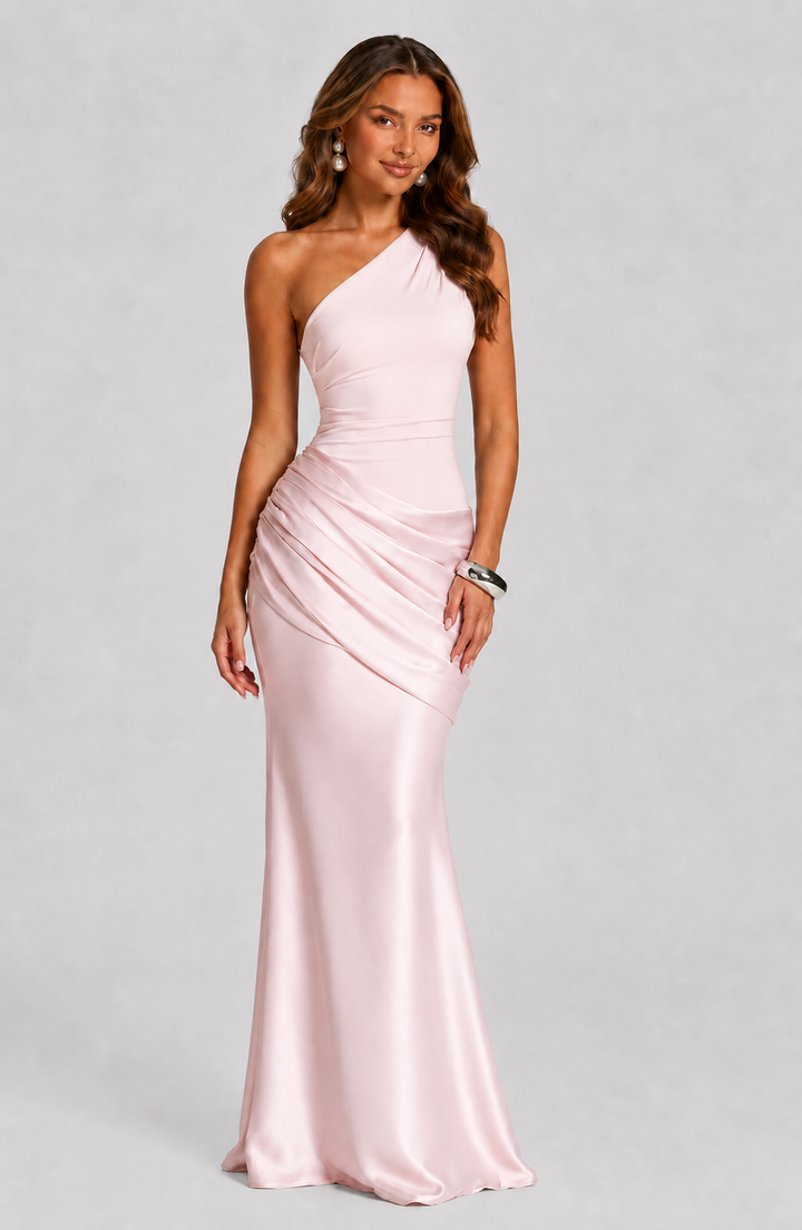 Robe rose pâle portée de face avec boucles d'oreilles perles et bracelet argenté, drapé en biais sur la hanche. 12