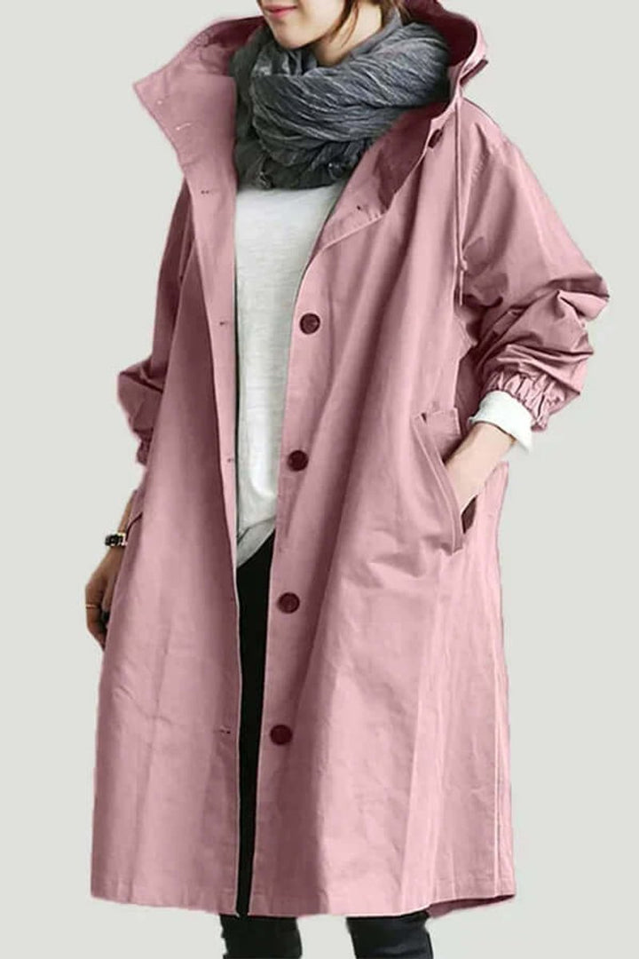 Trench rose poudré boutonné, porté avec une écharpe grise, une main dans la poche, vue de face 1