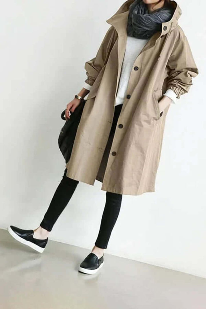 Trench beige à capuche porté ouvert sur un haut blanc, avec jean noir, baskets et sac 5