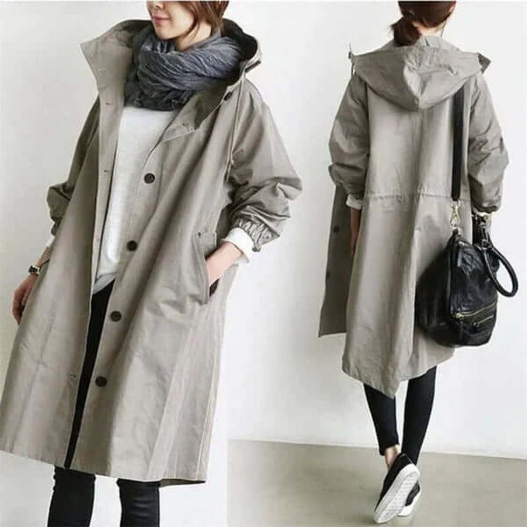 Trench gris clair à capuche en deux vues : de face et de dos, avec sac noir 6