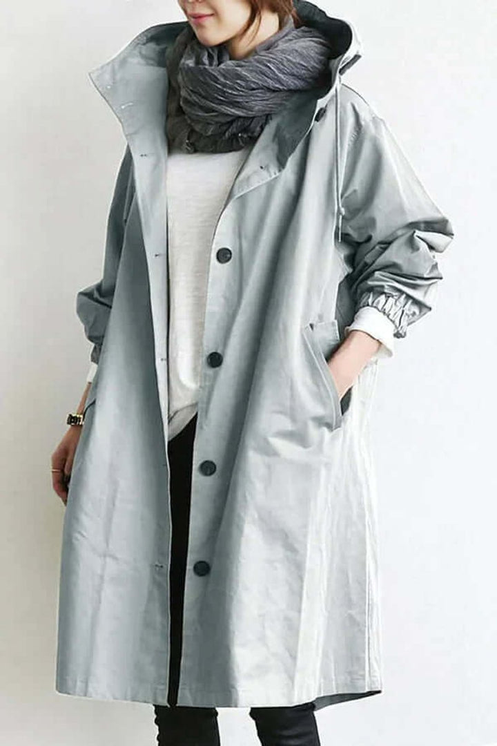 Trench gris bleuté clair boutonné, porté avec écharpe grise, vue de face, main dans la poche 7