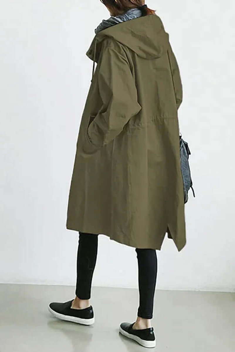 Trench vert kaki à capuche vu de dos, avec cordon de serrage à la taille et fente 9