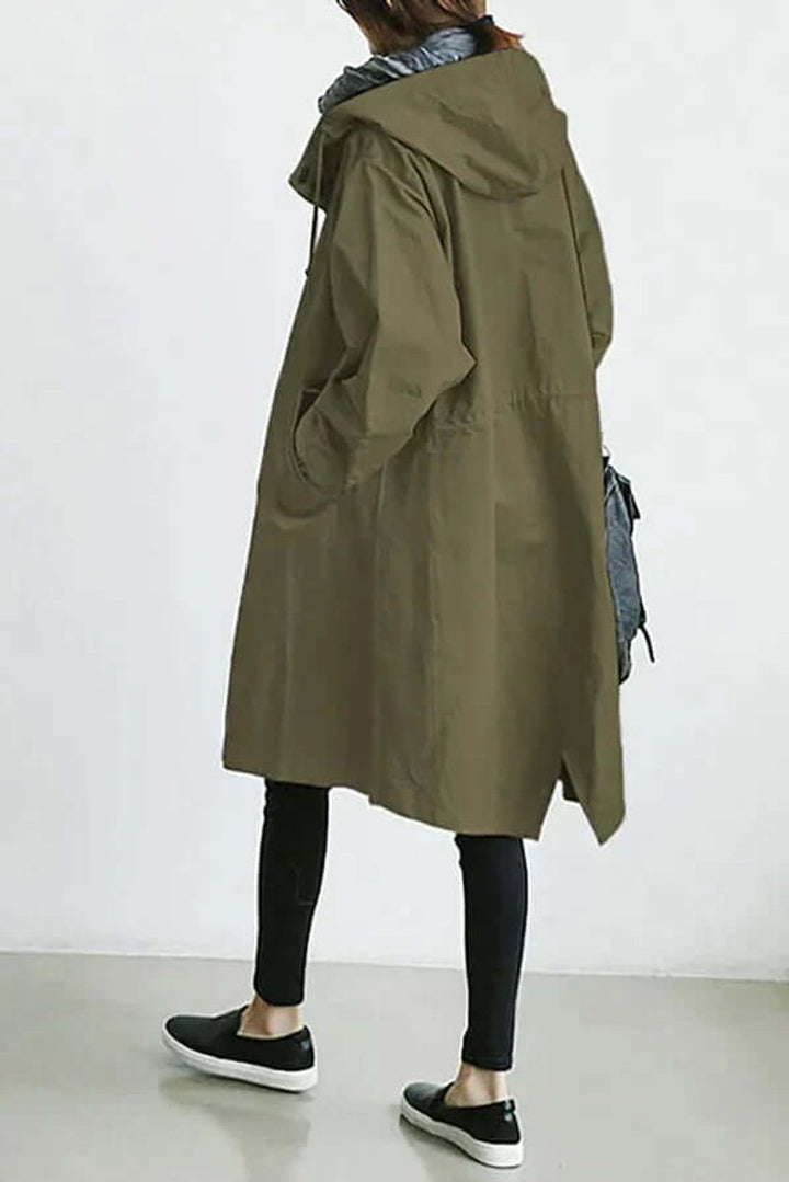 Trench vert kaki à capuche vu de dos, avec cordon de serrage à la taille et fente 9