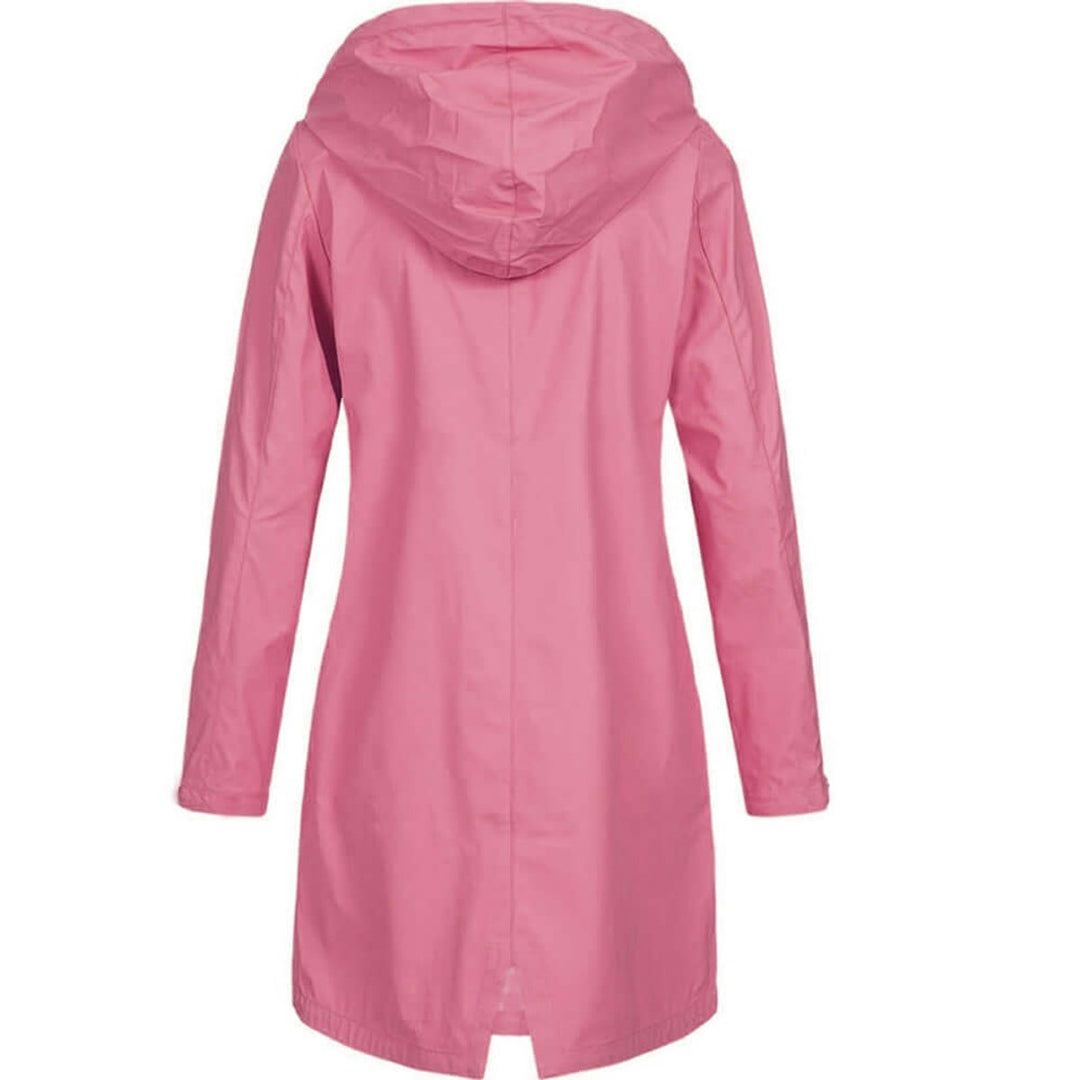 Vue de dos du trench rose, capuche rabattue, couture centrale et petite fente au bas du manteau. 10