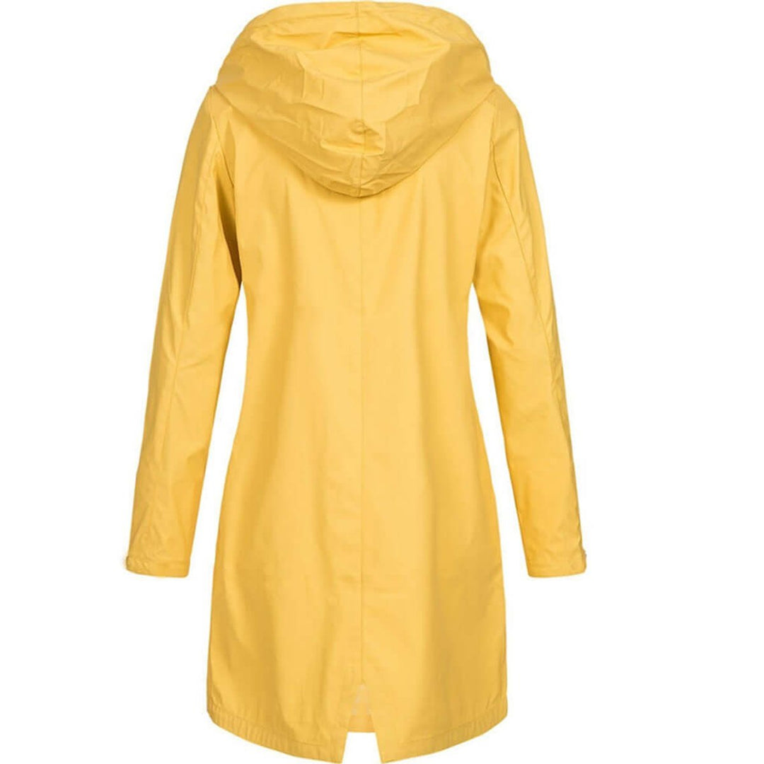 Vue de dos du trench jaune, capuche rabattue, couture centrale et fente au bas du manteau. 8