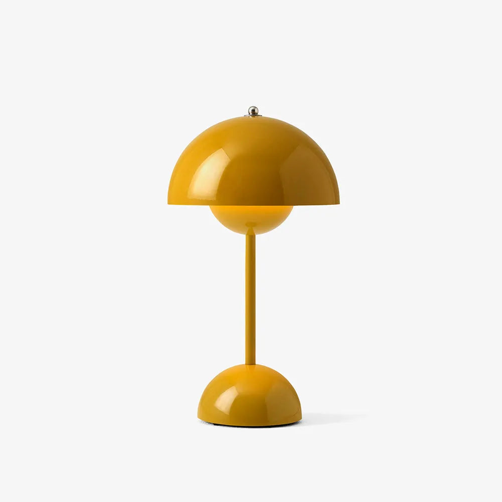 Lampe champignon jaune moutarde brillante allumée, vue de face sur fond blanc uni. 11