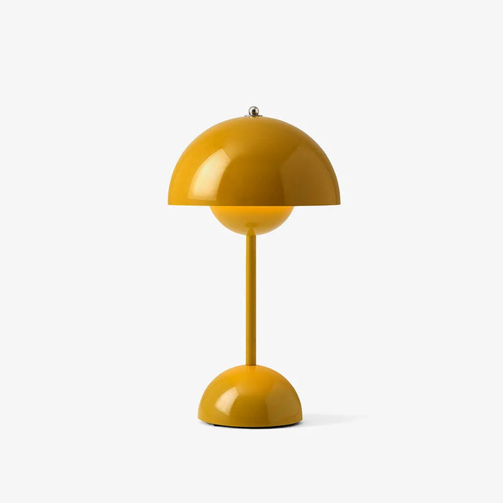 Lampe champignon jaune moutarde brillante allumée, vue de face sur fond blanc uni. 11