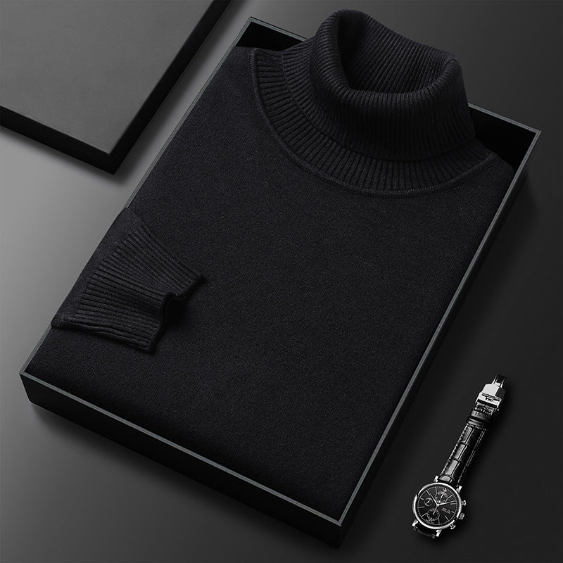 Pull à col roulé noir plié dans une boîte noire, avec col et manchette côtelés, accompagné d'une montre à bracelet cuir. 3