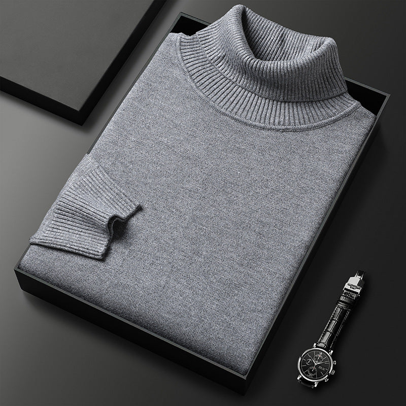 Pull à col roulé gris plié dans une boîte noire, avec finition côtelée au col et à la manchette, montre à côté. 5
