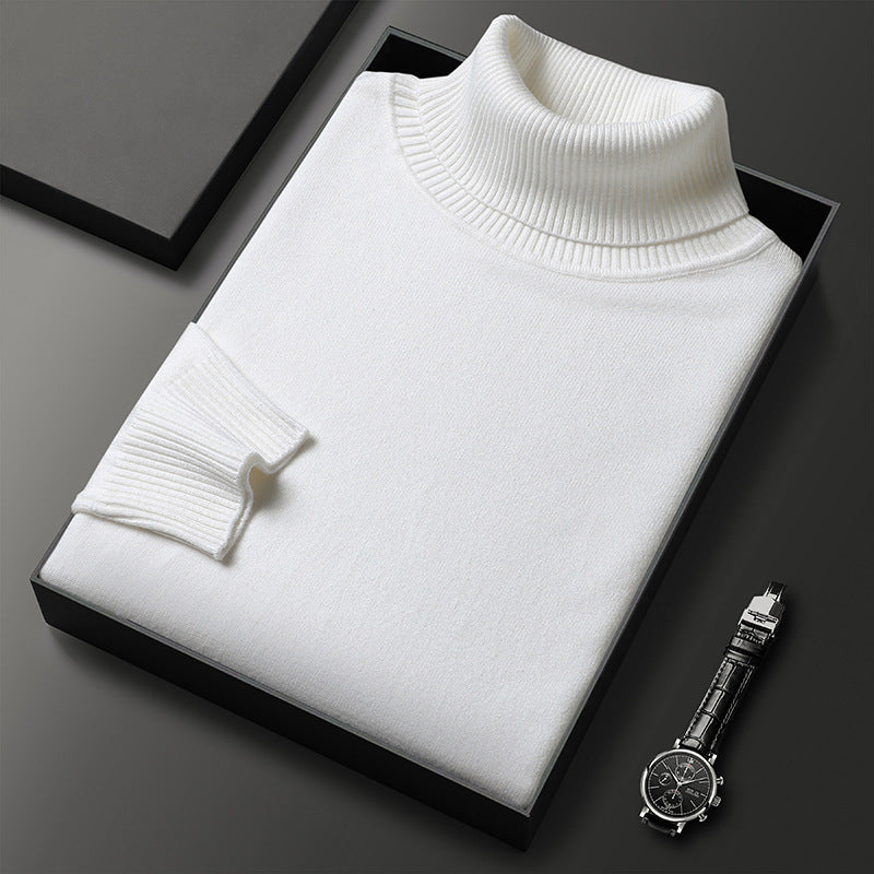 Pull à col roulé blanc plié dans une boîte noire, col et manchette côtelés, montre à bracelet cuir posée à côté. 6