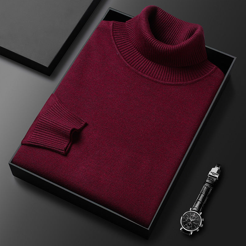 Pull à col roulé bordeaux plié dans une boîte noire, avec col et manchette côtelés, et une montre à bracelet cuir. 7