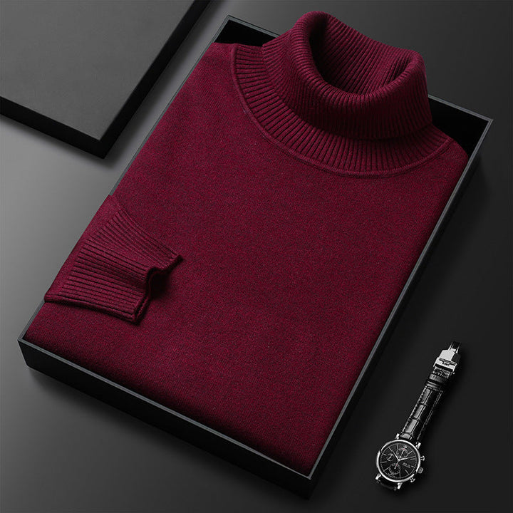 Pull à col roulé bordeaux plié dans une boîte noire, avec col et manchette côtelés, et une montre à bracelet cuir. 7