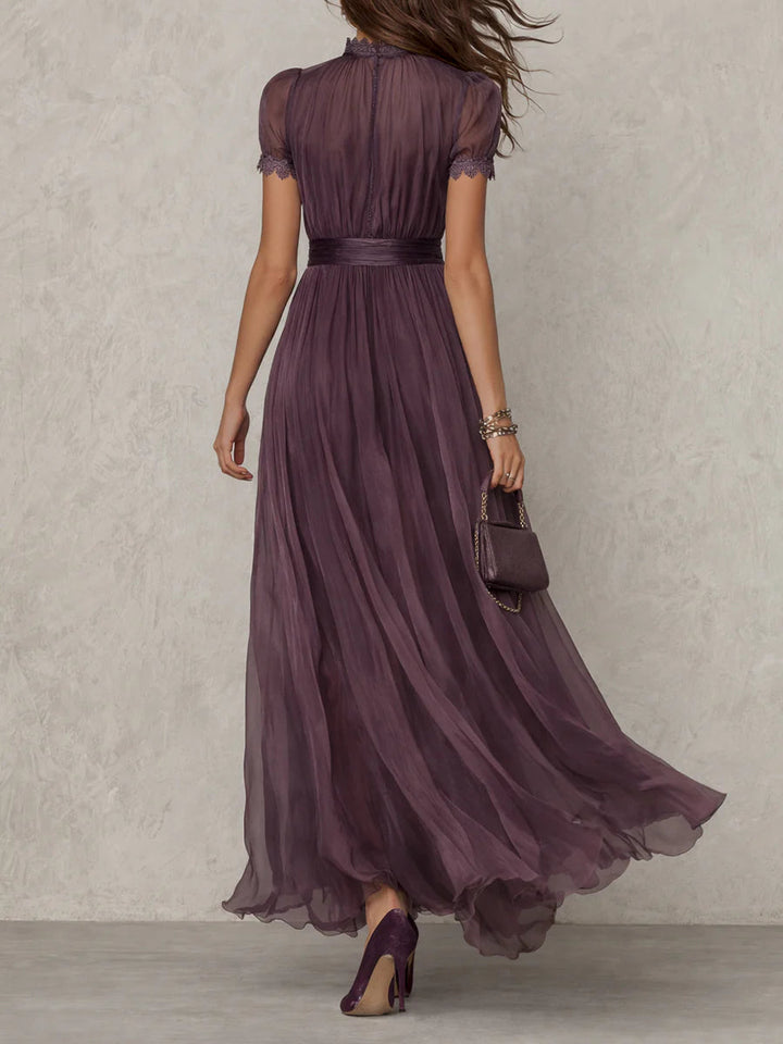 Robe longue prune vue de dos, avec fermeture boutonnée, col en dentelle, ceinture froncée à la taille et ample jupe en voile. 3