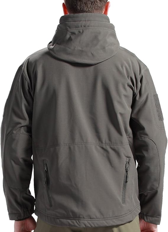 Veste grise à capuche portée par un homme, vue de dos, avec empiècements aux coudes, patch sur la manche et poches zippées. 9