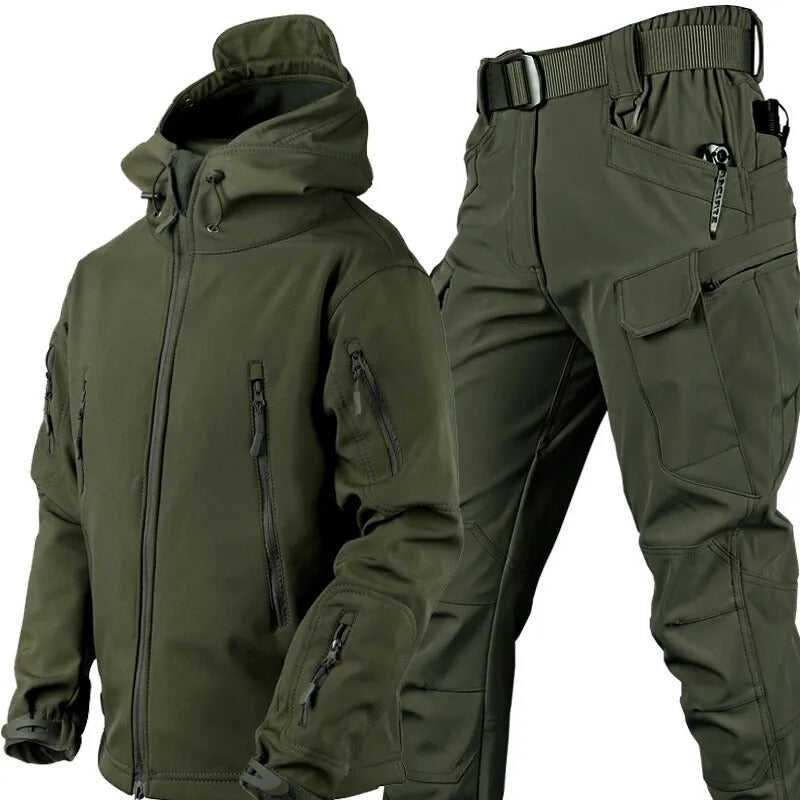 Ensemble vert olive sur fond blanc : veste à capuche doublée polaire et pantalon cargo avec ceinture tressée et poches. 12