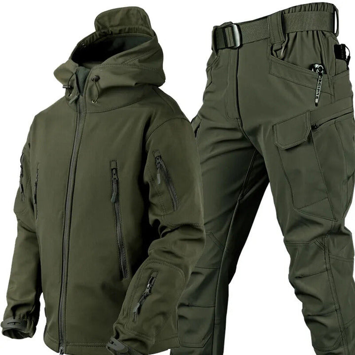 Ensemble vert olive sur fond blanc : veste à capuche doublée polaire et pantalon cargo avec ceinture tressée et poches. 12