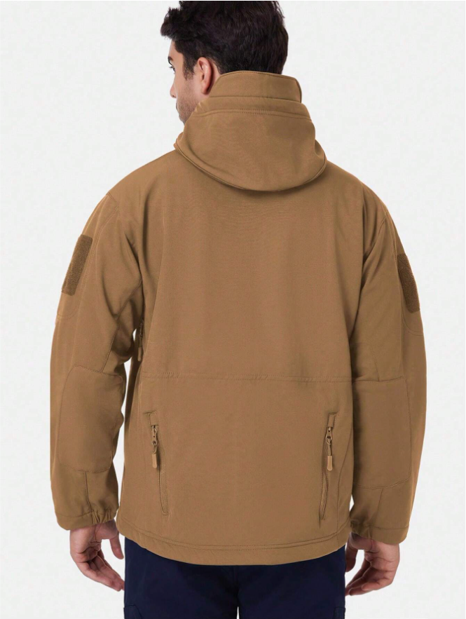 Veste beige portée par un homme, vue de dos, capuche relevée sur le col, poches basses zippées et patchs sur les épaules. 14