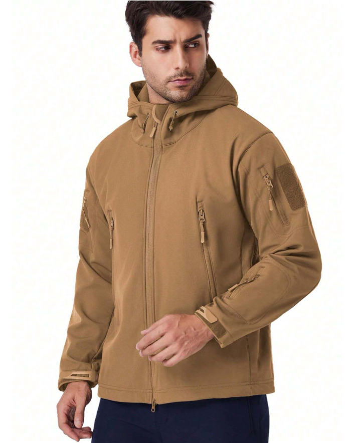 Homme portant la veste beige à capuche, vue de trois quarts face, poches zippées de poitrine et patch velcro sur la manche. 16