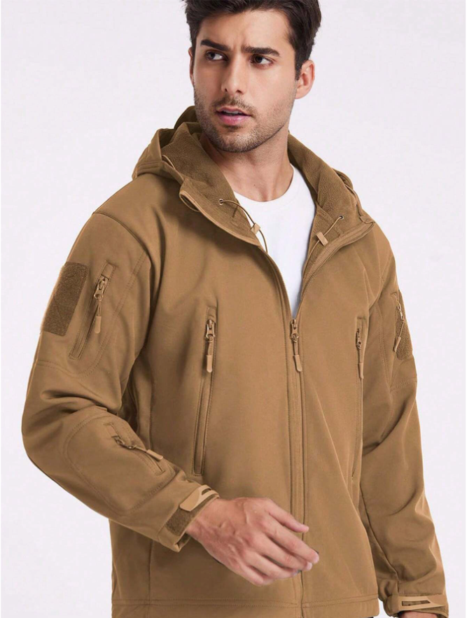 Homme portant la veste beige à capuche ouverte sur un t-shirt blanc, laissant voir la doublure polaire du col et les poches zippées. 17