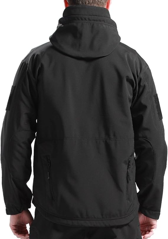 Veste noire à capuche portée par un homme, vue de dos, avec empiècements aux coudes et poches zippées basses. 3