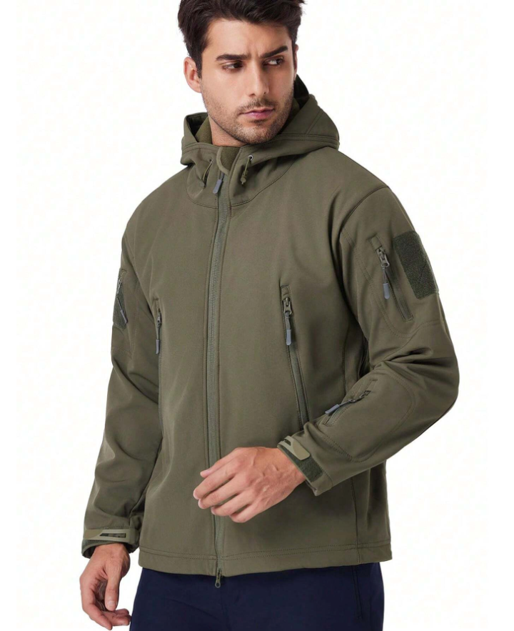 Homme portant la veste vert olive à capuche, vue de trois quarts face, poches zippées et patch velcro sur la manche. 4