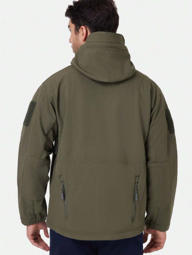Veste vert olive portée par un homme, vue de dos, capuche relevée sur le col, poches basses zippées et coudes renforcés. 5
