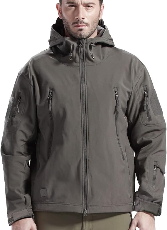 Homme portant la veste grise à capuche, vue de face, cordons de serrage au col, poches zippées et patchs sur les manches. 8